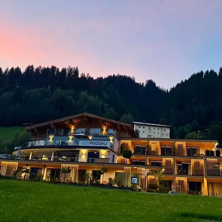 Garni Pinzgau, Fabian Huettl فندق مبيت وإفطار 4*