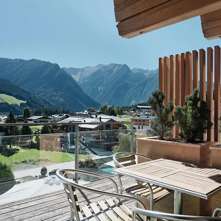 Garni Pinzgau, Fabian Huettl فندق مبيت وإفطار 4*